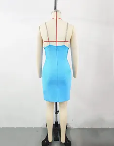 Vista trasera de un vestido bandage azul claro con elegantes tirantes de strass.