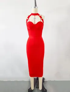 Vista detallada de un vestido bandage rojo vibrante ajustado en un maniquí profesional