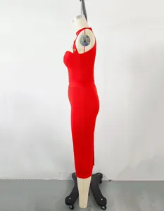 Vista lateral de un vestido bandage rojo ajustado que muestra el tejido texturizado.