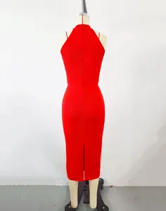 Vista trasera de un vestido midi bandage rojo con cremallera y detalle de abertura