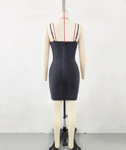 Vista trasera detallada de un vestido bandage negro ajustado con cremallera larga