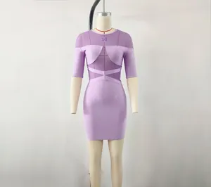 Vestido mini bandage lavanda con paneles de malla transparente y detalles de aberturas frontales.