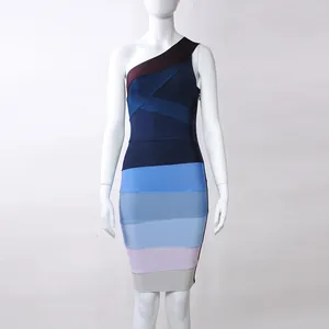 Primer plano de vestido bandage de un hombro con paneles degradados en azul y violeta