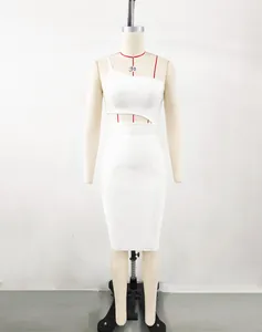 Vestido midi bandage blanco de un solo hombro con abertura en maniquí profesional.