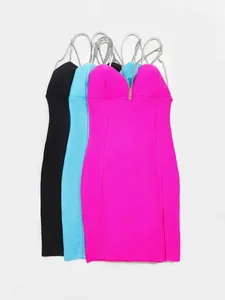 Vista detallada de vestidos ajustados de vendaje con tirantes de pedrería.