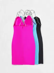 Vista trasera de vestidos bandage ajustados en fucsia, azul y negro con tirantes brillantes