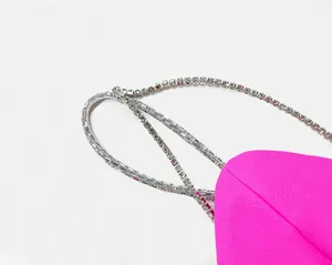 Detalle de vestido vendaje rosa fucsia con tirantes de pedrería brillante fina