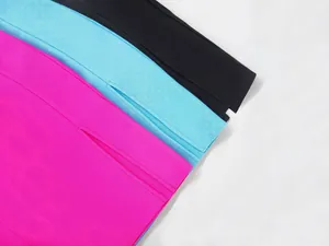Detalle de la tela del vestido vendaje acanalado en colores magenta, cian y negro.