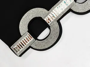 Primer plano de los intrincados detalles de diamantes de imitación en vestido bandage.