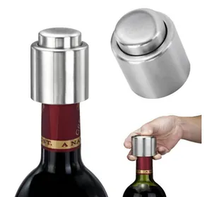 Vue détaillée du bouchon de vin à pression en acier inoxydable sur une bouteille