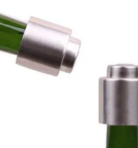 Détail macro d'un bouchon à vin et champagne en acier inoxydable brossé à pression.