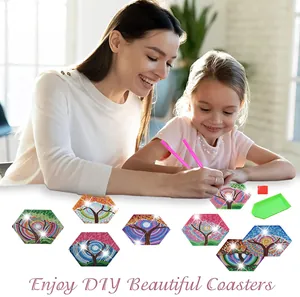 Detail van DIY diamant schilderen onderzetters set met kleurrijke boommotieven