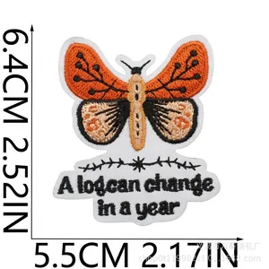Écusson brodé papillon avec citation inspirante pour la décoration de vêtements et sacs