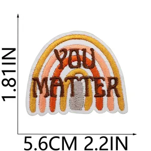 Vue détaillée de l'écusson arc-en-ciel brodé YOU MATTER pour sacs et vêtements