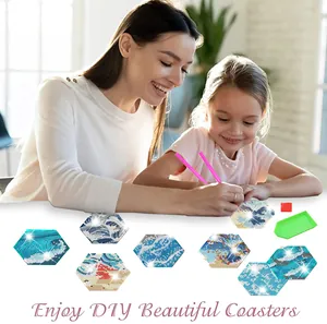 Gedetailleerd overzicht van een familie die geniet van het maken van DIY diamond onderzetters