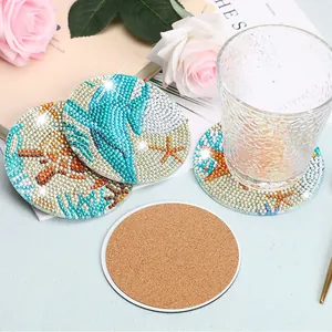 Detail van DIY diamant schilderen onderzetters met zeethema en kurken onderkant