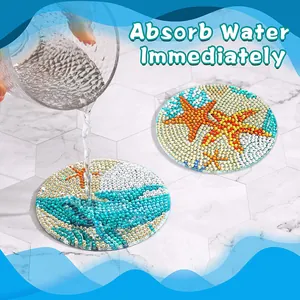 Detail van DIY diamant schilderen onderzetter die water absorbeert op marmer