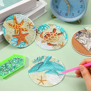 Detail van DIY diamant schilderen onderzetter set met zeedieren patronen en tools