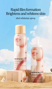 Primo piano degli spray schiarenti Korean Idol sulla sabbia sotto un cielo blu