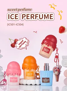 Primo piano di quattro boccette di profumo a forma di gelato con design e colori fruttati vivaci.