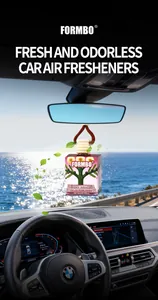 Désodorisant voiture FORMBO Berry Mimosa suspendu dans un intérieur BMW de luxe.