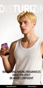 Stick deodorante a lunga durata Formbo per la cura dei piedi tenuto da un modello uomo
