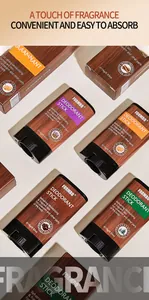 Vista dettagliata di stick deodoranti con venature del legno in varie profumazioni