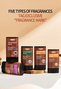Dettaglio di cinque stick deodoranti FORMBO con fragranza a lunga durata e note legnose.