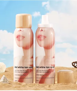 Vista macro dettagliata di due spray abbronzanti bianchi coreani da 150ml sulla spiaggia