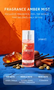 Vista dettagliata del flacone spray Amber Mist con note profumate e sfondo di spezie calde.