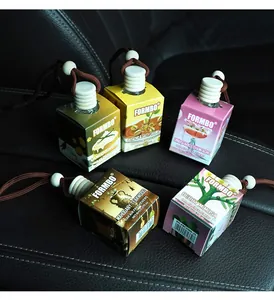 Collection de désodorisants FORMBO pour voiture aux parfums variés sur siège en cuir
