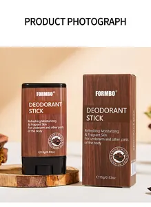 Dettaglio dello stick deodorante al sandalo FORMBO e confezione con trama legno.