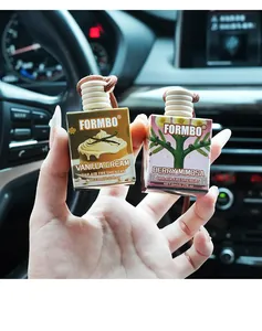 Gros plan sur les désodorisants de voiture FORMBO Vanilla Cream et Berry Mimosa.
