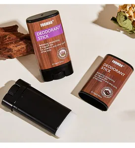 Primo piano di tre stick deodoranti FORMBO alle profumazioni di sandalo e salvia.