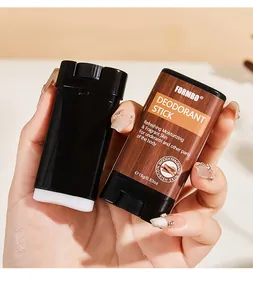 Dettaglio ravvicinato del deodorante stick FORMBO al profumo di legno e texture solida