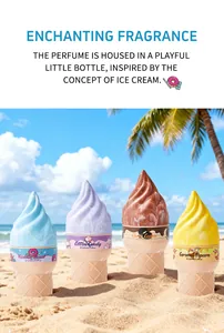 Dettaglio di quattro flaconi di profumo a forma di gelato su una spiaggia tropicale