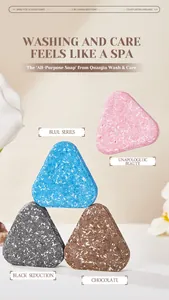 Detalle de cuatro jabones triangulares de colores 2 en 1 para el cabello y el cuerpo