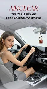Detail van een parfumflesje dat in het interieur van een moderne auto hangt