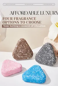 Vista detallada de cuatro pastillas de jabón de hierbas 2 en 1 triangulares para cabello y cuerpo