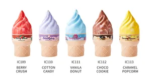 Vista dettagliata di cinque boccette di profumo a forma di gelato con varie fragranze dolci.