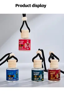 Gedetailleerd overzicht van vier FORMBO parfumflesjes voor de auto met houten doppen