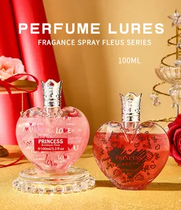 Primo piano di eleganti flaconi di profumo a forma di cuore con tappo a corona da 100 ml.