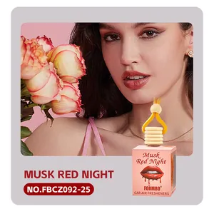 Detailweergave van de FORMBO Musk Red Night auto luchtverfrisser fles met rozen achtergrond.