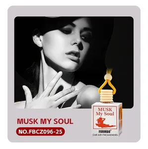 Detailweergave van FORMBO auto-luchtverfrisser hanger met Musk My Soul logo label