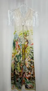 Vista detallada de un vestido largo de lino sin mangas con estampado de jungla tropical