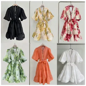Opciones de color para mini vestido con cuello en V, mangas farol y cinturón