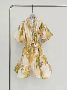 Vestido con estampado floral, cuello en V, mangas farol y adornos de cuentas