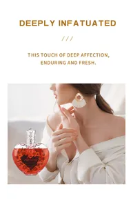 Flacone di profumo rosso a forma di cuore con tappo a corona d'argento unico