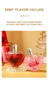 Dettaglio di flaconi di profumo a forma di cuore rosa e rosso con tappi a corona
