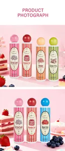 Sammlung bunter Körper-Duftsprays im Candy-Design mit Dessert-Dekorationen präsentiert